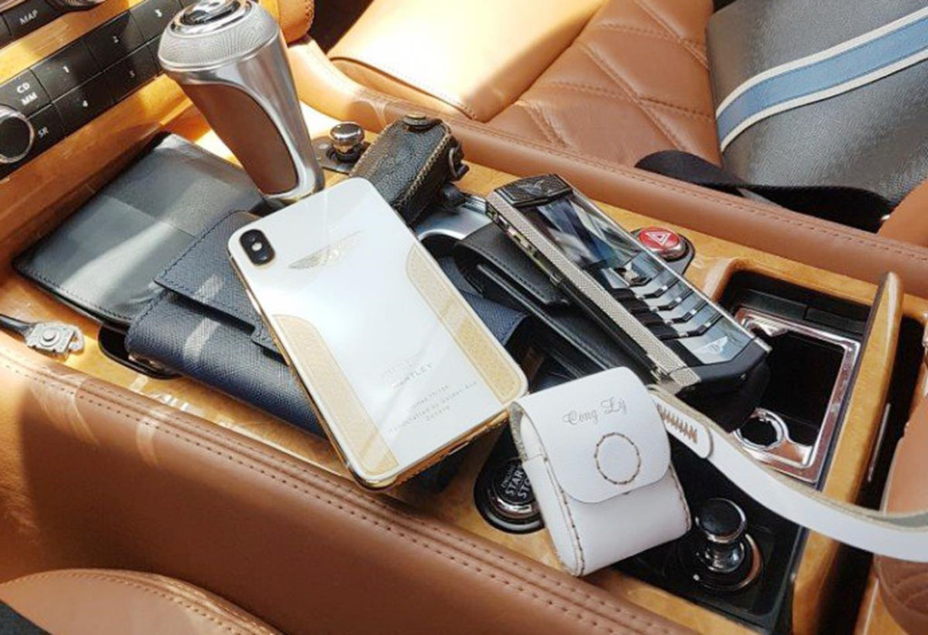 Ông Lý cũng sử dụng điện thoại Vertu sang trọng.