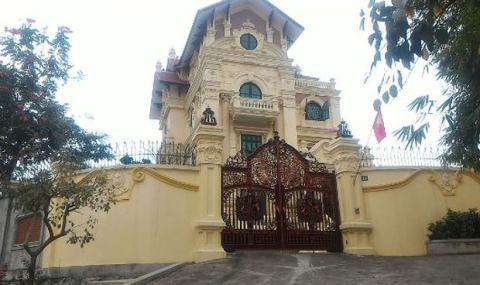 Theo người dân địa phương, đây là căn biệt thự to nhất vùng. Không rõ căn biệt thự có giá trị bao nhiêu nhưng chủ nhà phải mất 2 năm mới xây xong.