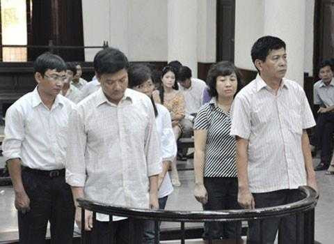 Tiền nhiều, lại tự do vì đã ly thân với vợ, Dũng lao vào chơi cờ bạc. Thú chơi mà Dũng ham mê nhất là cá độ bóng đá. Khi bị bắt, theo số liệu của cơ quan điều tra, Dũng đã “nướng” khoảng 7 triệu USD vào tiền cá độ bóng đá.