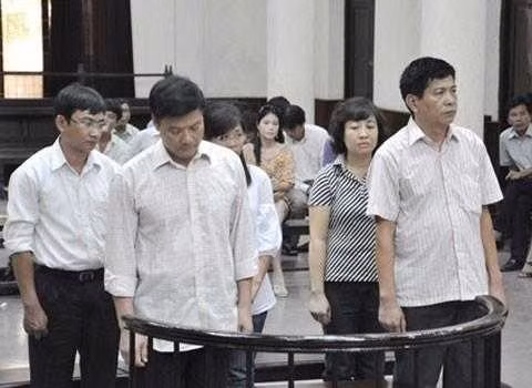 Tiền nhiều, lại tự do vì đã ly thân với vợ, Dũng lao vào chơi cờ bạc. Thú chơi mà Dũng ham mê nhất là cá độ bóng đá. Khi bị bắt, theo số liệu của cơ quan điều tra, Dũng đã “nướng” khoảng 7 triệu USD vào tiền cá độ bóng đá.