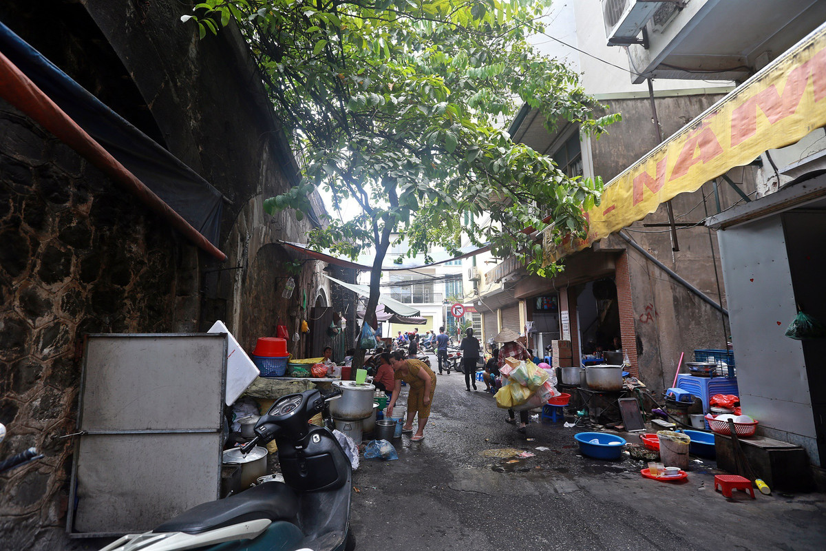 Trước đó, tháng 9/2017, tại cuộc làm việc với Bộ Giao thông Vận tải, TP Hà Nội đã kiến nghị cải tạo, khôi phục lại 127 vòm cầu dưới tuyến đường sắt đoạn phố Phùng Hưng. Chủ tịch Hà Nội Nguyễn Đức Chung nói quận Hoàn Kiếm đã mời các chuyên gia tư vấn Pháp đánh giá và câu trả lời là "việc đục thông sẽ không ảnh hưởng đến kết cấu".