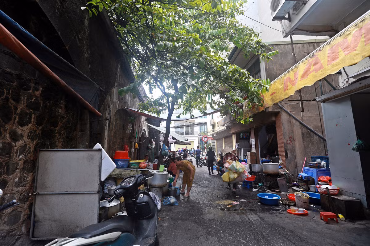 Trước đó, tháng 9/2017, tại cuộc làm việc với Bộ Giao thông Vận tải, TP Hà Nội đã kiến nghị cải tạo, khôi phục lại 127 vòm cầu dưới tuyến đường sắt đoạn phố Phùng Hưng. Chủ tịch Hà Nội Nguyễn Đức Chung nói quận Hoàn Kiếm đã mời các chuyên gia tư vấn Pháp đánh giá và câu trả lời là "việc đục thông sẽ không ảnh hưởng đến kết cấu".