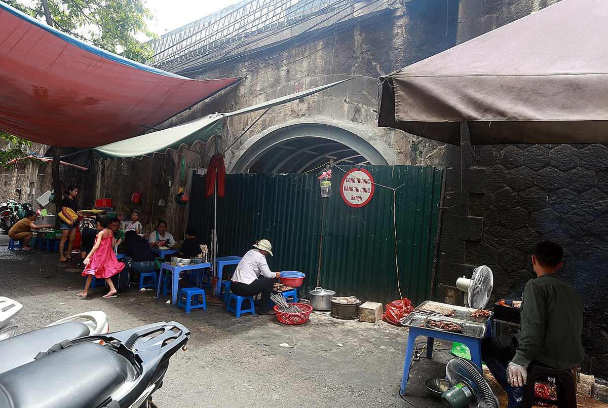 Không chỉ ở ô vòm số 93, mà dọc theo phố Gầm Cầu hoạt động kinh doanh diễn ra tấp nập.