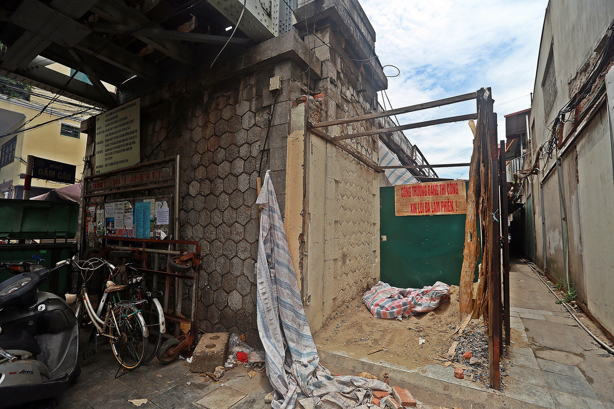 Phía trong ngổn ngang nhiều máy móc, vật liệu. Trước đó, ngày 20/4 đơn vị thi công bắt đầu thí điểm đục thông vòm cầu 93, khu vực góc phố Gầm Cầu nối Hàng Giấy.