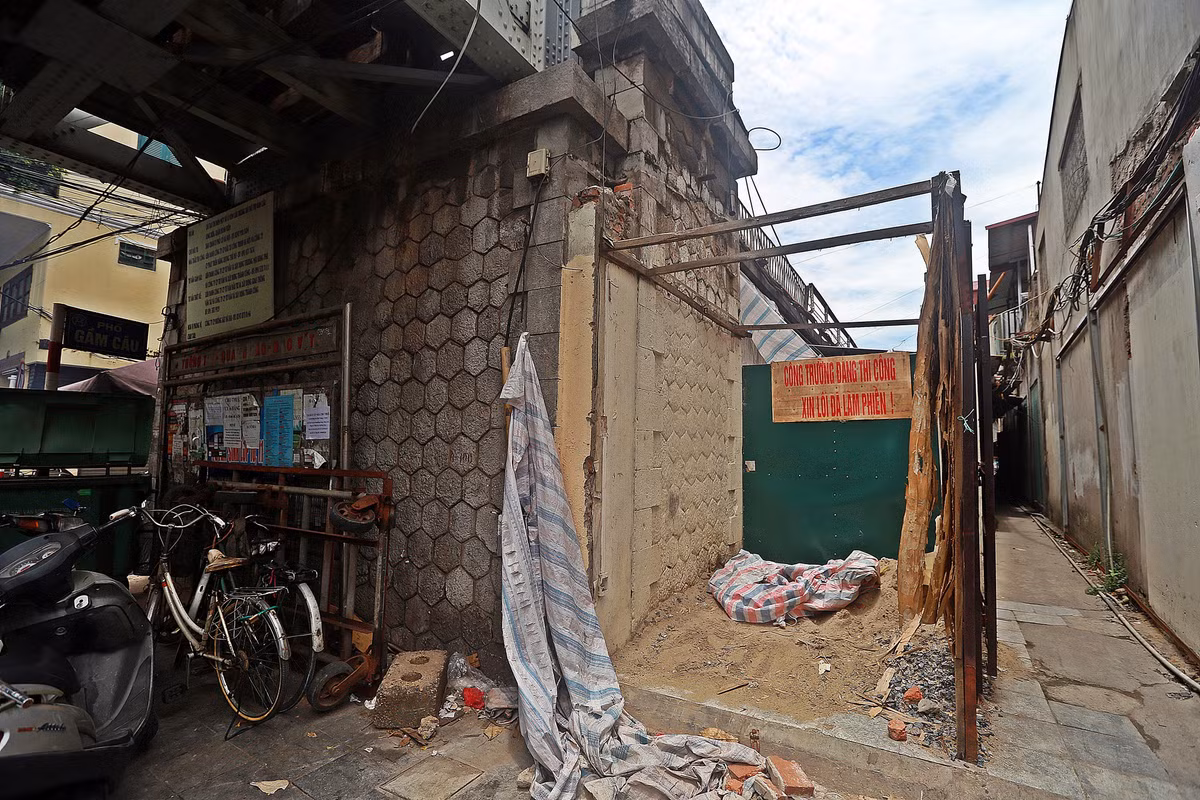 Phía trong ngổn ngang nhiều máy móc, vật liệu. Trước đó, ngày 20/4 đơn vị thi công bắt đầu thí điểm đục thông vòm cầu 93, khu vực góc phố Gầm Cầu nối Hàng Giấy.