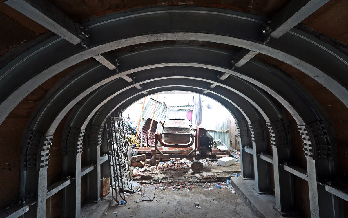 Tuy nhiên, lối vào của ô vòm này vẫn được quây tôn, các hộ dân tận dụng khoảng trống để kinh doanh.