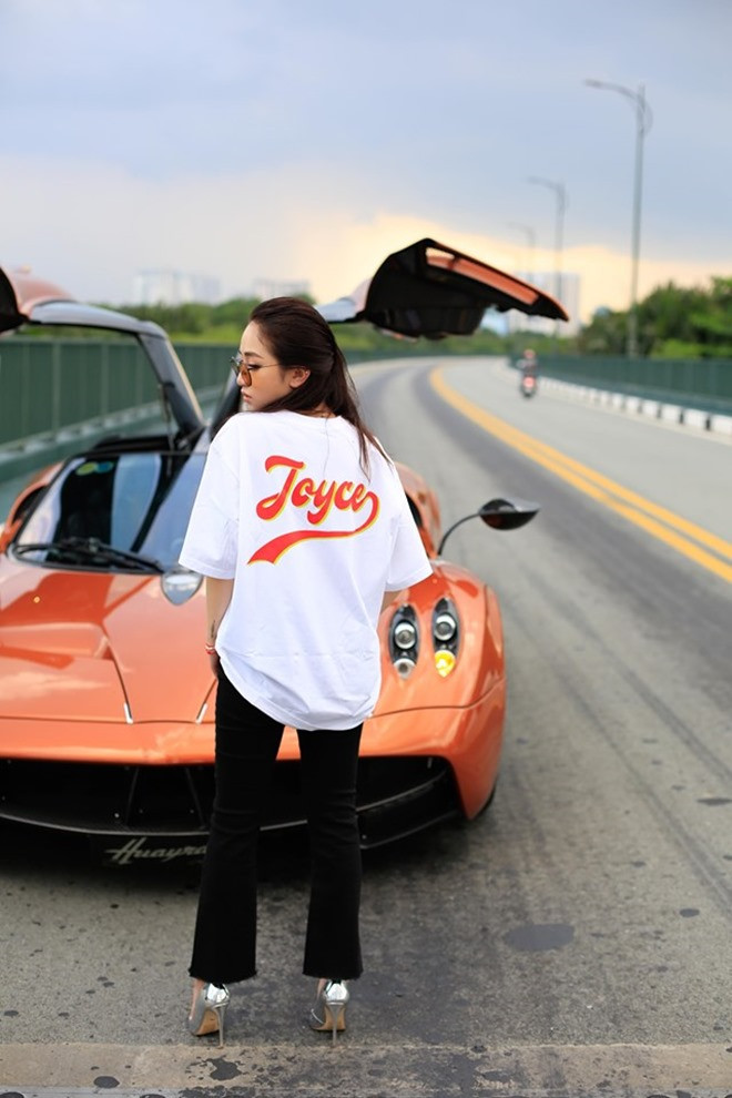 Cũng giống như bố, tiểu thư họ Phạm rất đam mê xe và đồ hiệu đắt tiền. Ảnh: Vietnamnet.