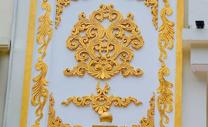Những họa tiết được phủ vàng tạo nên nét nổi bật, độc nhất vô nhị của tòa biệt thự. Ảnh: Bảo Ngọc.