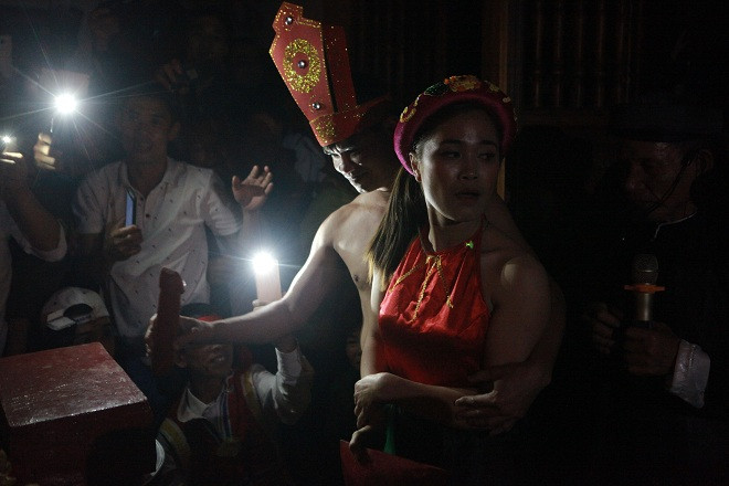 Năm 2018, anh Chiến và chị Huyền “tình phộc” trượt 1 lần nhưng năm 2019, anh chị không để chuyện đó lặp lại. Cả 3 lần, anh chị đều thực hiện chuẩn xác. Sau nghi lễ, mọi người vui vẻ chụp ảnh kỷ niệm cùng vợ chồng anh chị.