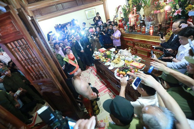 Ngôi miếu Trò vừa mới được xây mới, rộng rãi hơn nhưng vẫn không đủ chứa lượng lớn người dân tò mò muốn chứng kiến khoảnh khắc “tình phộc” thiêng liêng.