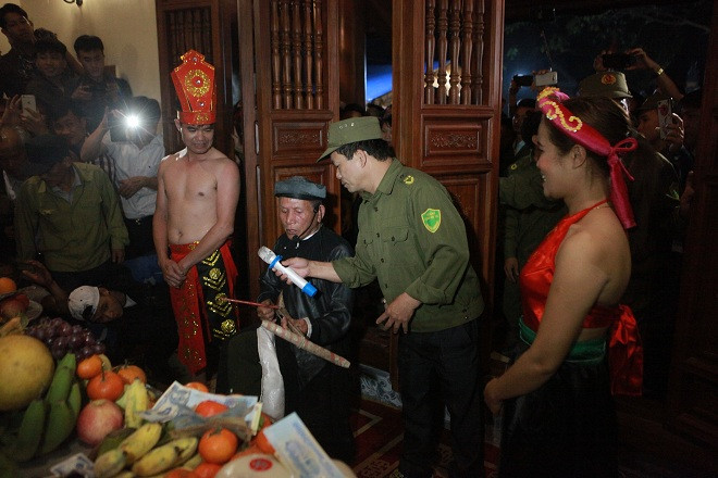 Gần 0h đêm, khi các bô lão làm lễ tế xong, vợ chồng anh Chiến, chị Huyền vào miếu làm lễ.