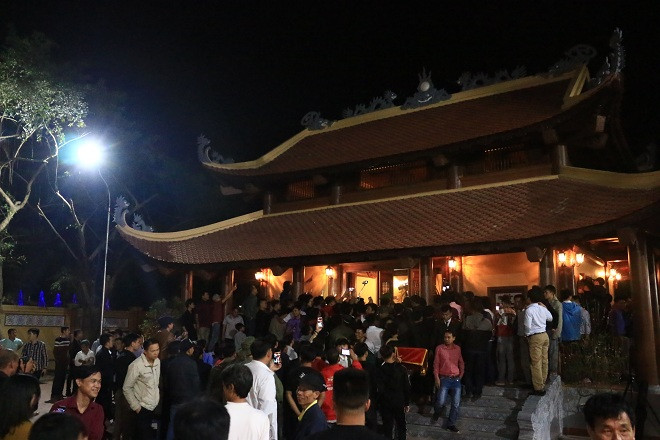 Lúc này, người dân bắt đầu đổ dồn về ngôi miếu. Rất đông người chen lấn, xô đẩy để tìm cho mình một chỗ đứng có thể chứng kiến được trọn khoảnh khắc “tình phộc”.