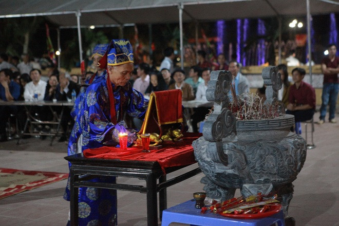 Khoảng 23h đêm, khi chương trình văn nghệ kết thúc, các bô lão trong làng bắt đầu làm lễ tế.