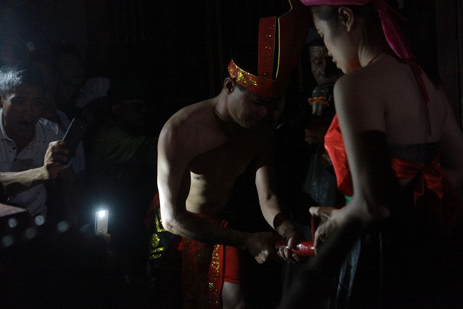 Đúng 0h, mọi bóng đèn sẽ được tắt. Ông thủ từ sẽ hô vang “Linh tinh tình phộc” 3 lần, người đàn ông cầm Nõ sẽ đâm 3 lần vào Nường do người phụ nữ cầm.