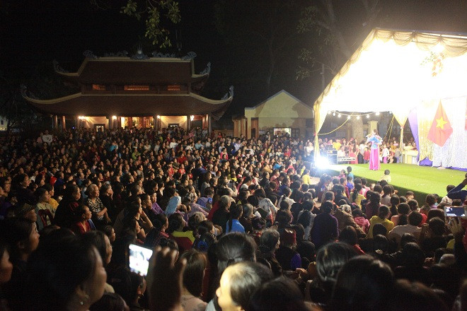 Đêm 15/2 tức 11 tháng Giêng, rất đông người dân đã tập trung tại miếu Trò (thôn Trám, xã Tứ Xã, huyện Lâm Thao, tỉnh Phú Thọ) để theo dõi chương trình văn nghệ. Năm 2019, miếu Trò đã được xây dựng mới, khuôn viên rộng rãi nên người dân có chỗ để thưởng thức văn nghệ.