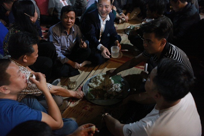 Kết thúc phần lễ, mọi người trải chiếu ngồi giữa sân miếu rộng cùng nhau thụ lộc.