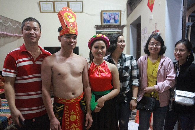 Trong lúc này, đôi vợ chồng được chọn thực hiện Lễ Mật đang chuẩn bị ra miếu làm nghi thức “Linh tinh tình phộc”. Năm 2019, vợ chồng anh Chử Đức Chiến (SN 1978) và chị Bùi Thị Thanh Huyền (SN 1990) tiếp tục được lựa chọn để thực hiện Lễ Mật. Đây là năm thứ 4 anh chị được lựa chọn.