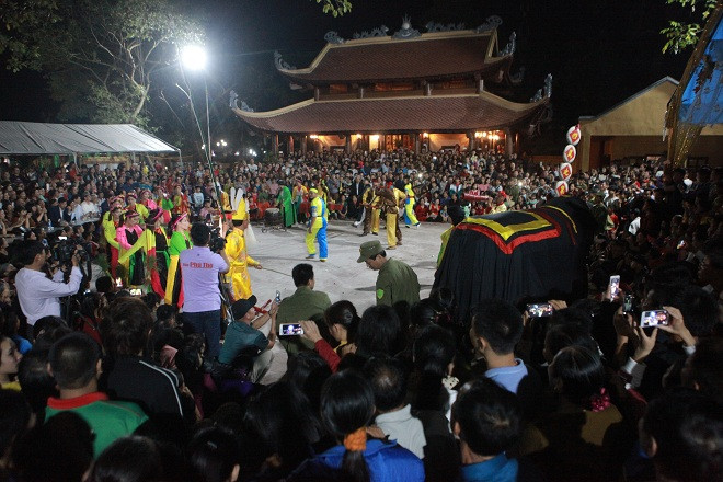 Cả năm, miếu Trò chỉ mở cửa một lần vào ngày 11 và 12 tháng Giêng. Trước giờ diễn ra Lễ Mật, người dân được thưởng thức các tiết mục văn nghệ cùng trò Tứ dân chi nghiệp.