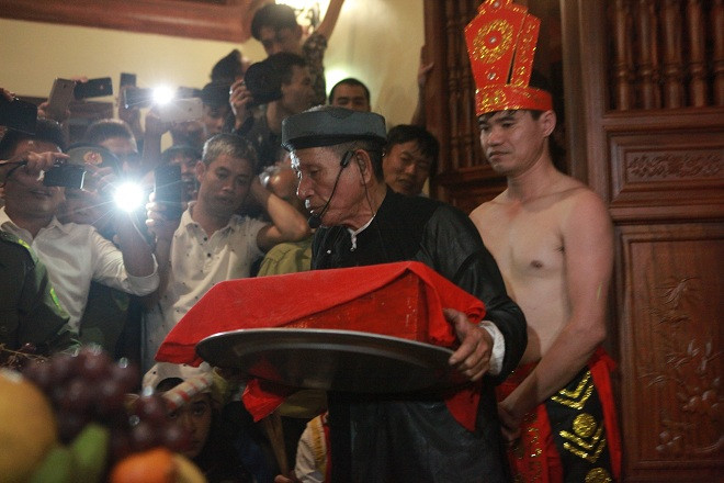 Ông thủ từ miếu Trò sau khi làm lễ sẽ lên ban thờ lấy chiếc hòm đựng linh vật Nõ và Nường xuống. Hai linh vật này chỉ có ông thủ từ và cặp vợ chồng thực hiện nghi thức Lễ Mật được sờ vào.