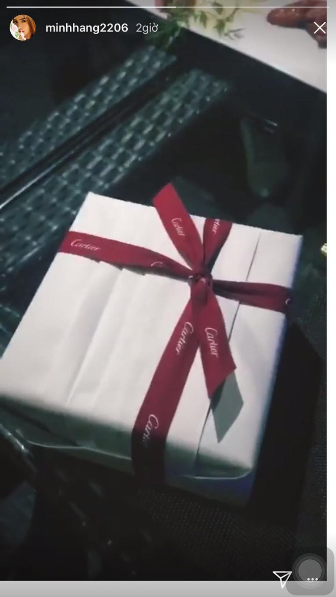 Minh Hằng nhận được một chiếc vòng tay Cartier trị giá hơn 100 triệu đồng. Ảnh: Valentine.