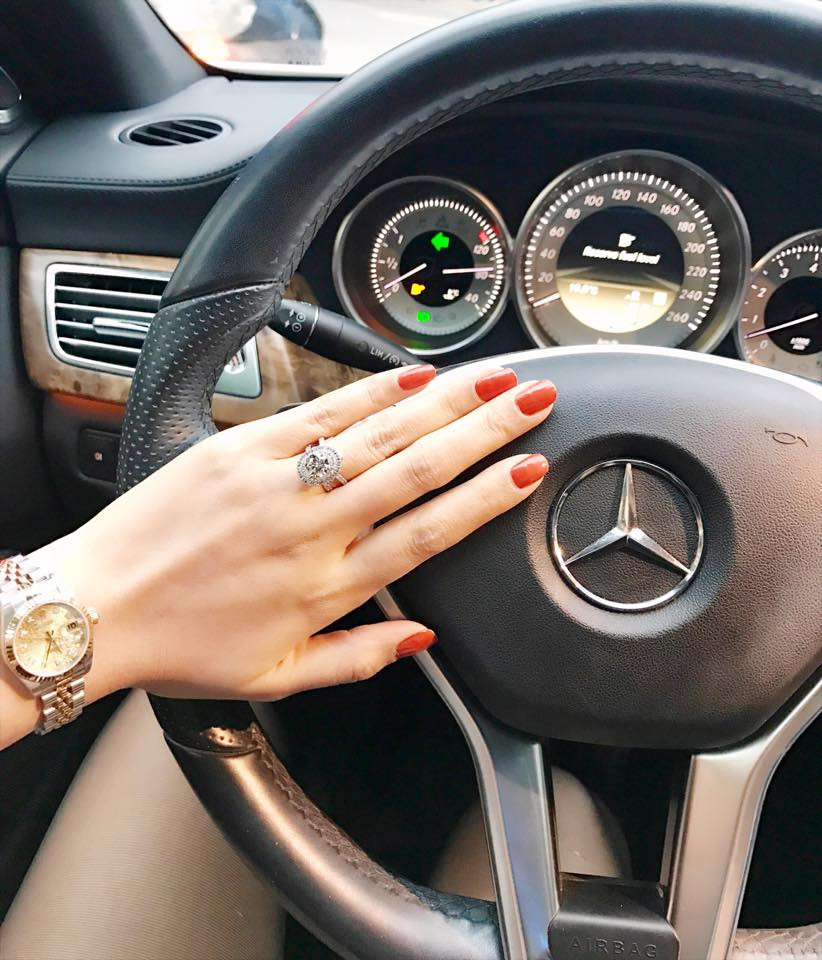 Lã Thanh Huyền còn khoe cả đồng hộ xịn lẫn xe Mercedes tiền tỷ. Ảnh: Dân Việt.