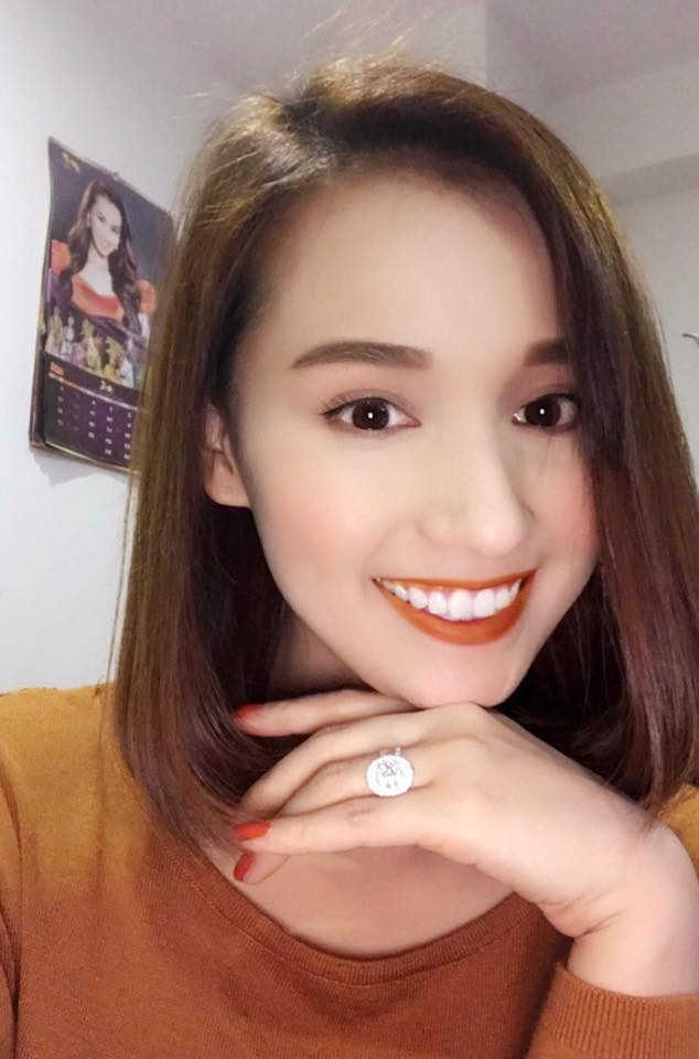 Nữ diễn viên Lã Thanh Huyền khoe khéo chiếc nhẫn kim cương lóng lánh trên tay ngày Valentine. Ảnh: Dân Việt.