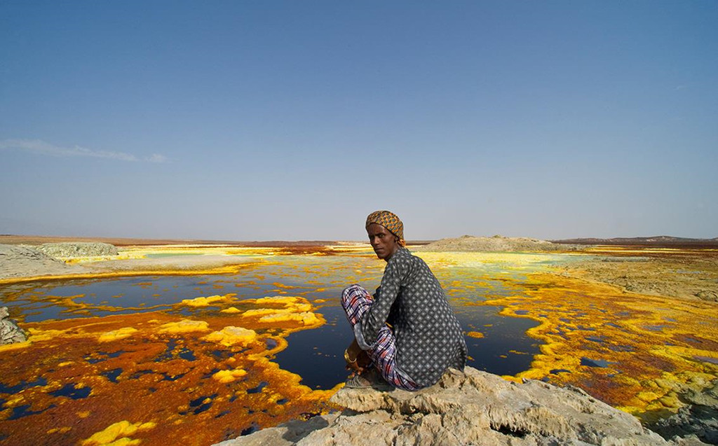 Dallol, Ethiopia: Vùng thủy nhiệt này có các mỏ muối, suối nước nóng chứa axit và suối phun, với nhiệt trung bình hàng ngày là 41 độ C, mức nhiệt cao nhất trong các vùng có người sinh sống trên trái đất. Trái với tưởng tượng, toàn vùng có tới hơn 83.000 người sinh sống. Ngành khai thác mỏ ở đây rất phát triển. Ảnh: Detayphoto.