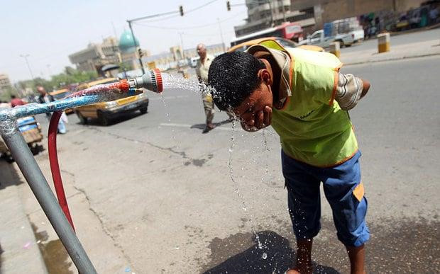 Bandar-e Mahshahr, Iran: Thành phố này không chỉ có nhiệt độ cao mà còn đi kèm với độ ẩm báo động, khiến không khí ngột ngạt và nóng nực. Nhiệt độ cao kỷ lục ở đây lên tới 51 độ C. Ảnh: Strange Sounds.