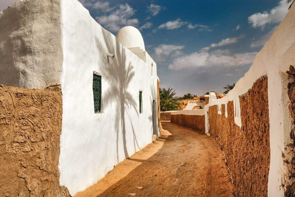 Ghadames, Libya: Ốc đảo giữa sa mạc này giờ là Di sản Thế giới UNESCO nhờ những căn nhà đắp từ bùn, kiến trúc bảo vệ 7.000 cư dân ở đây khỏi cái nóng bỏng rát. Được coi là “ngọc trai sa mạc”, nhiệt độ trung bình ở Ghadames là 40 độ C, cao nhất có thể lên tới 55 độ C. Ảnh: Road Affair.