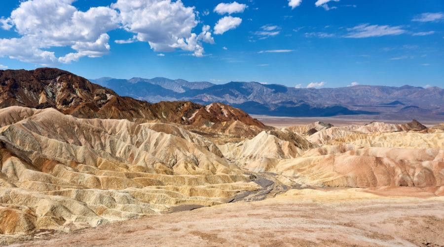 Thung lũng Tử Thần, California, Mỹ: Đây là nơi đang giữ kỷ lục về nhiệt độ không khí nóng kỷ lục nhất từng được ghi nhận, với con số lên tới 56,7 độ C vào mùa hè năm 1913, chạm đến giới hạn sống sót của con người. Nhiệt độ trung bình ở đây khoảng 47 độ C vào mùa hè. Địa điểm này cũng là nơi khô hạn nhất nước Mỹ. Ảnh: Sunset Magazine.