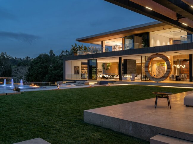 Bên ngoài, bạn có thể tìm thấy những khu vườn rộng lớn và một sân tennis chuyên nghiệp ...