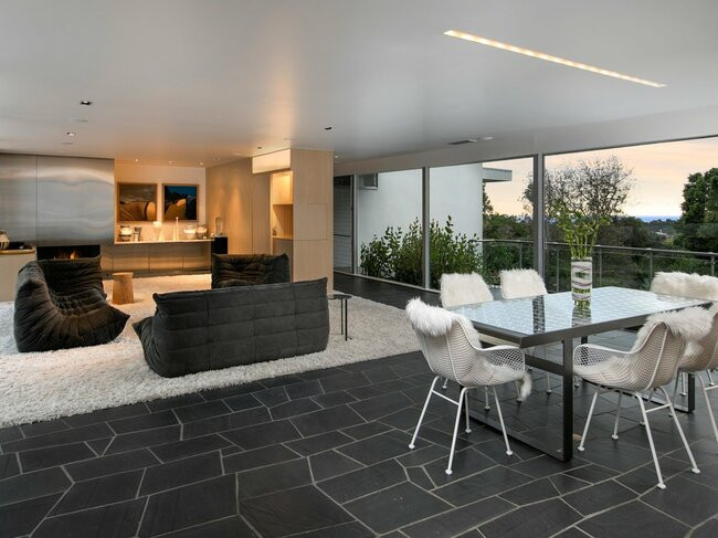 Ngôi nhà rộng 400 m2 bao gồm bốn phòng ngủ và bốn phòng tắm.