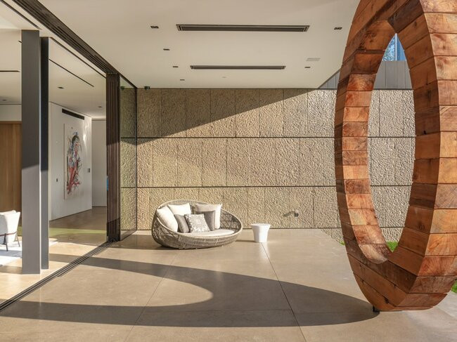 Một tác phẩm điêu khắc hình chữ O có kích thước rất lớn nằm ở phía sau của ngôi nhà