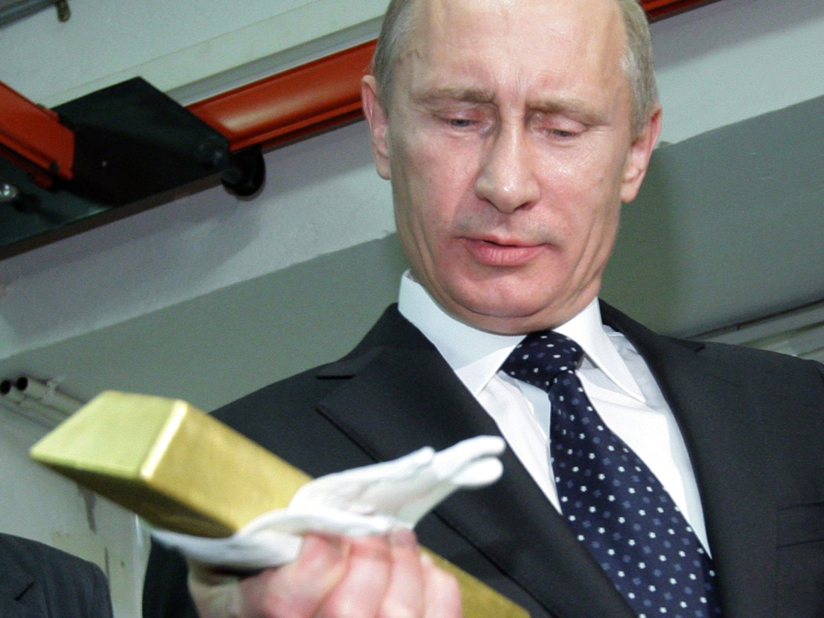 Để giảm sự phụ thuộc vào các tài sản của Mỹ, Nga đã mua thêm nhiều vàng. Theo Bloomberg, lượng vàng dữ trự của nước này đã tăng gấp 4 lần trong thập kỷ qua.