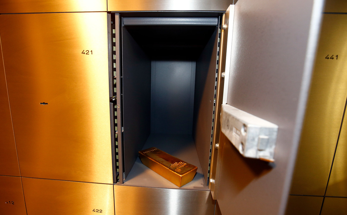 Những năm gần đây, Hà Lan bắt đầu chuyển dự trữ vàng từ nước ngoài về nước. Năm 2014, Ngân hàng Trung ương Hà Lan cho biết việc chuyển một phần dự trữ vàng của mình tại New York về nước sẽ "tác động tích cực tới niềm tin của công chúng".