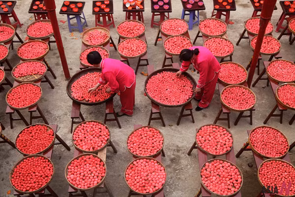 Làng Sihua, thị trấn Phủ Điền, tỉnh Phúc Kiến có truyền thống làm đậu hũ đỏ. Nhưng viên đậu hũ đỏ được chuẩn bị cho lễ 'Er Yue Er' vào ngày 2/2 âm lịch hằng năm để cầu may mắn. Ảnh: Theasian.