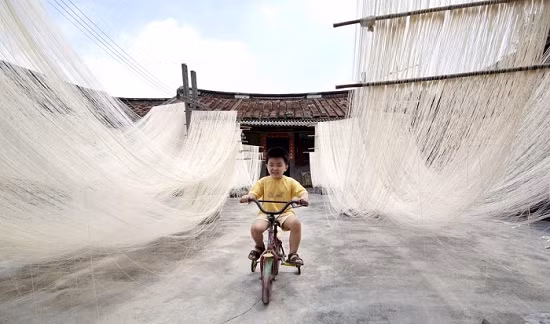 Nghề làm miến truyền thống vẫn còn tồn tại trong một số gia đình ở tỉnh Phúc Kiến. Ảnh: Xinhua.