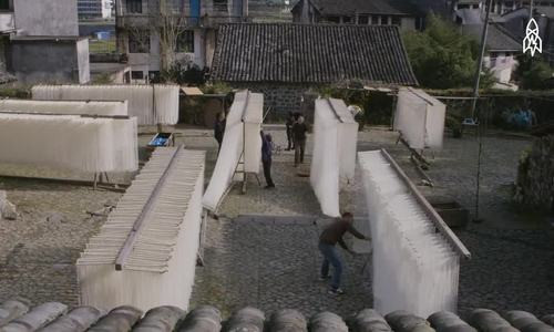 Nghề làm mì sợi tại làng Nam Sơn (tỉnh Chiết Giang) đã trải qua hơn 300 năm. Mọi công đoạn làm mì ở đây đều bằng tay, từ nhào tới kéo bột thành sợi dài gần 3m. Ảnh: Great Big Story.