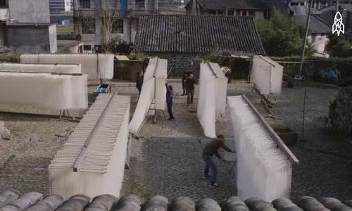 Nghề làm mì sợi tại làng Nam Sơn (tỉnh Chiết Giang) đã trải qua hơn 300 năm. Mọi công đoạn làm mì ở đây đều bằng tay, từ nhào tới kéo bột thành sợi dài gần 3m. Ảnh: Great Big Story.