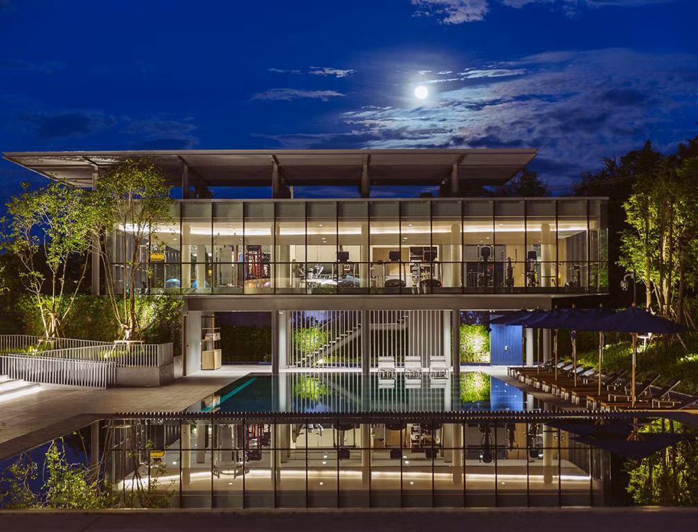 Đây là khách sạn 4 sao được xây dựng theo phong cách kiến trúc hiện đại. Ảnh: Agoda.