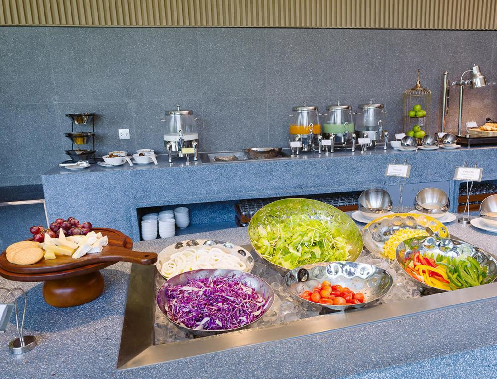 Bếp tại nhà hàng phục vụ khách cả ngày. Ảnh: Agoda.