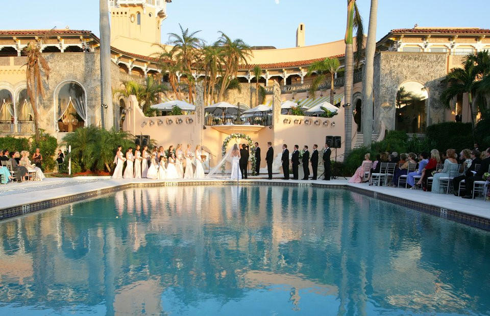 Năm 1985, ông Trump mua lại khu đất này với giá khoảng 8 triệu USD. Sau đó, khu đất được cải tạo và trở thành địa điểm xa hoa bậc nhất Florida.