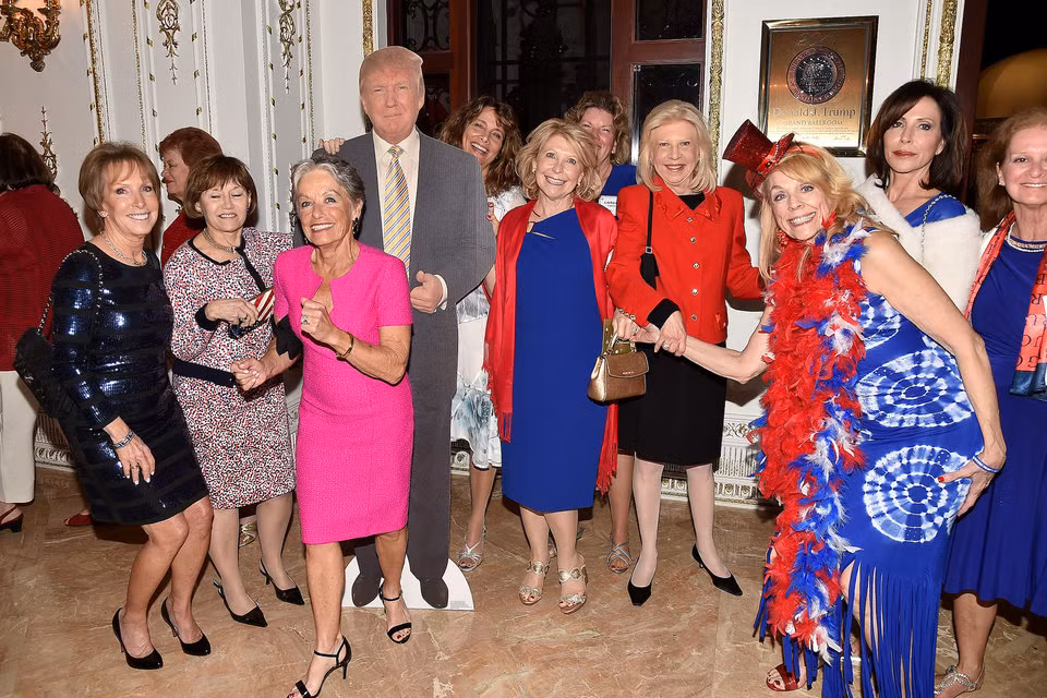 Những năm đầu 1990, các thành viên câu lạc bộ phải đóng phí 50.000 USD. Tuy nhiên, sau khi ông Trump đắc cử Tổng thống, phí thành viên tăng lên 200.000 USD.