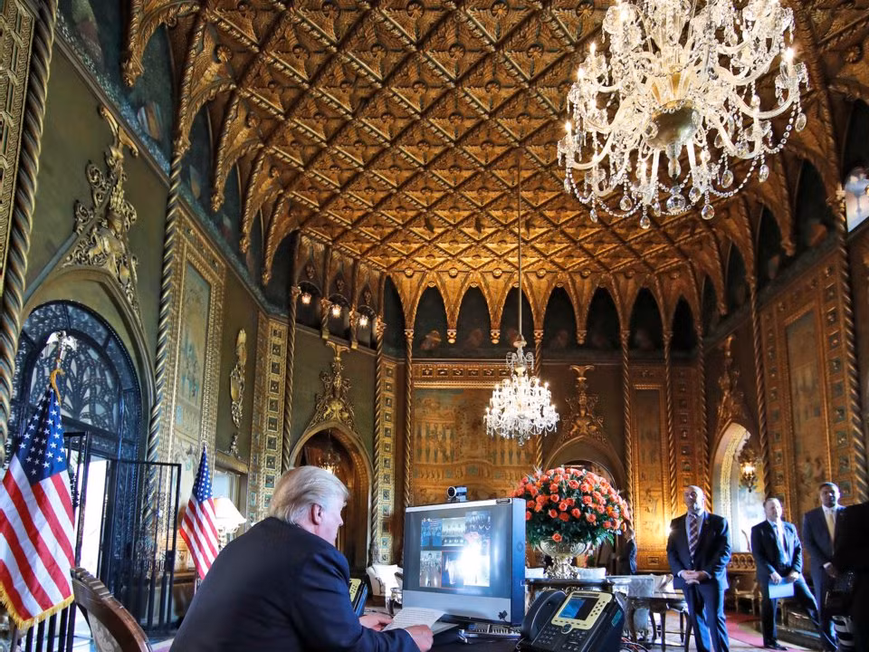 Bên trong dinh thự được trang trí công phu theo phong cách cung điện châu Âu đi kèm nội thất cổ đắt tiền. Bức tường phòng khách đều được mạ vàng.