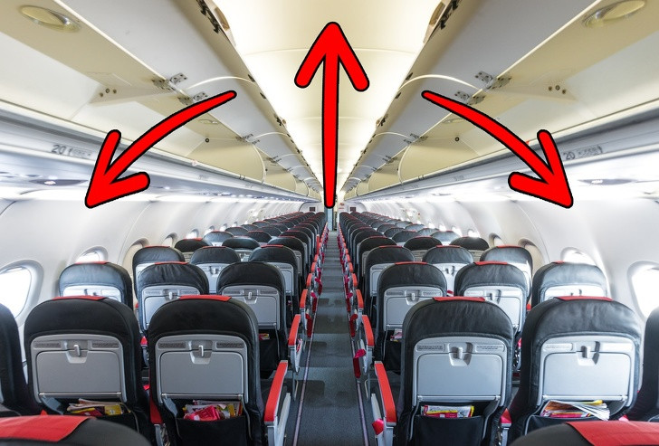 Các nhà thiết kế sử dụng một số thủ thuật để làm cho máy bay trông có vẻ rộng rãi hơn so với thực tế. Chẳng hạn, các bức tường có một hình dạng nhất định để phản chiếu ánh sáng chính xác. Sự chiếu sáng giữa trần và khoang trên cao làm cho trần máy bay nhìn cao hơn.