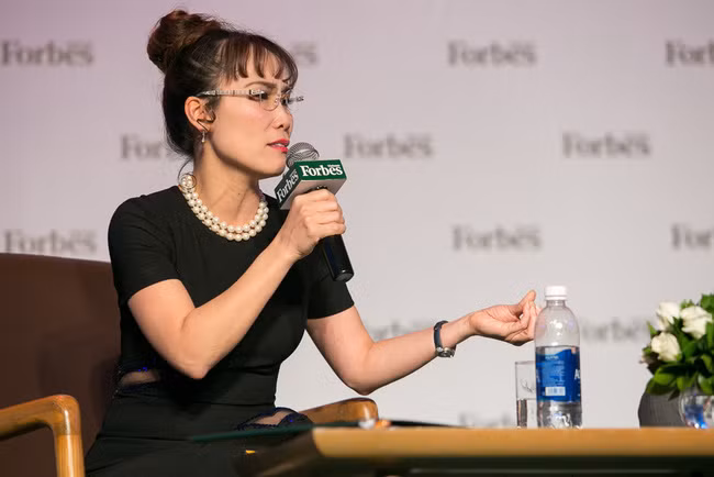 Đứng đầu trong danh sách phụ nữ giàu nhất sàn chứng khoán Việt hiện nay là bà Nguyễn Thị Phương Thảo - Phó Chủ tịch Thường trực HDBank; Phó Chủ tịch HĐQT kiêm Tổng Giám đốc Công ty CP Hàng không Vietjet, Chủ tịch HĐQT Công ty CP Sovico. Ảnh: Forbes.