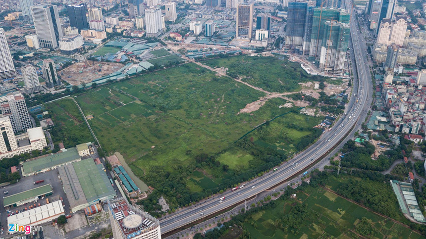 Gần đó là một lô đất rộng lớn CV1, nơi dự kiến xây dựng một công viên rộng 32 ha. Công viên rộng lớn này vẫn chưa được đặt tên dù đã khởi công từ 2017, nằm trên lô đất ký hiệu CV1 nên được gọi là Công viên CV1 Cầu Giấy.