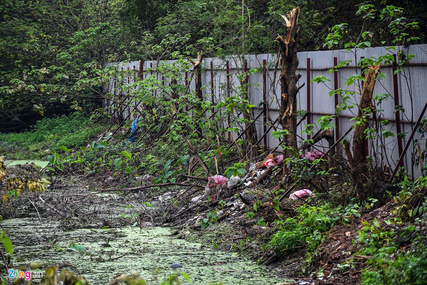 Không chỉ là nơi đọng nước, cỏ mọc hoang, khu đất còn là nơi chứa rác, làm sân bóng tạm thời, một số chỗ được mở hàng rửa xe, quán bia... Một khu nghĩa trang rộng lớn vẫn chưa được di dời và nằm bên trong ô đất.