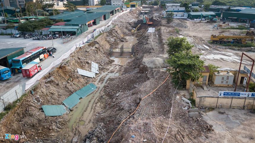 Dự án công viên được duyệt với tổng mức đầu tư 938 tỷ đồng gồm các hạng mục chính như: đào các hồ điều hòa với diện tích 19 ha; 12,76 ha còn lại là các hạng mục cây xanh, sân vườn, khu phụ trợ vui chơi.... Dự án được xây dựng theo hình thức BT (Xây dựng - Chuyển giao). Theo nguồn tin củaZing.vn, để có kinh phí xây dựng dự án, Hà Nội đã đổi một lô đất ở phía nam công viên cho một doanh nghiệp bất động sản.