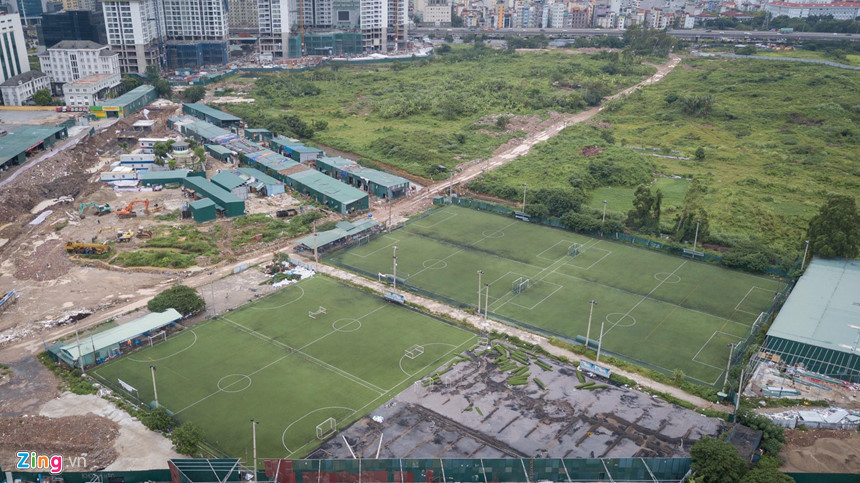 Tình trạng ngổn ngang, cỏ dại mọc um tùm sau thời gian dài thi công đang diễn ra phổ biến. Bên trong, các sân bóng tạm bợ vẫn đang hoạt động.